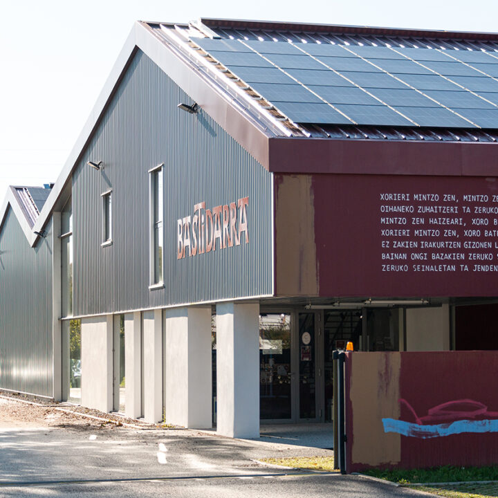 La réhabilitation et l'extension du hangar pour une laiterie à bardos