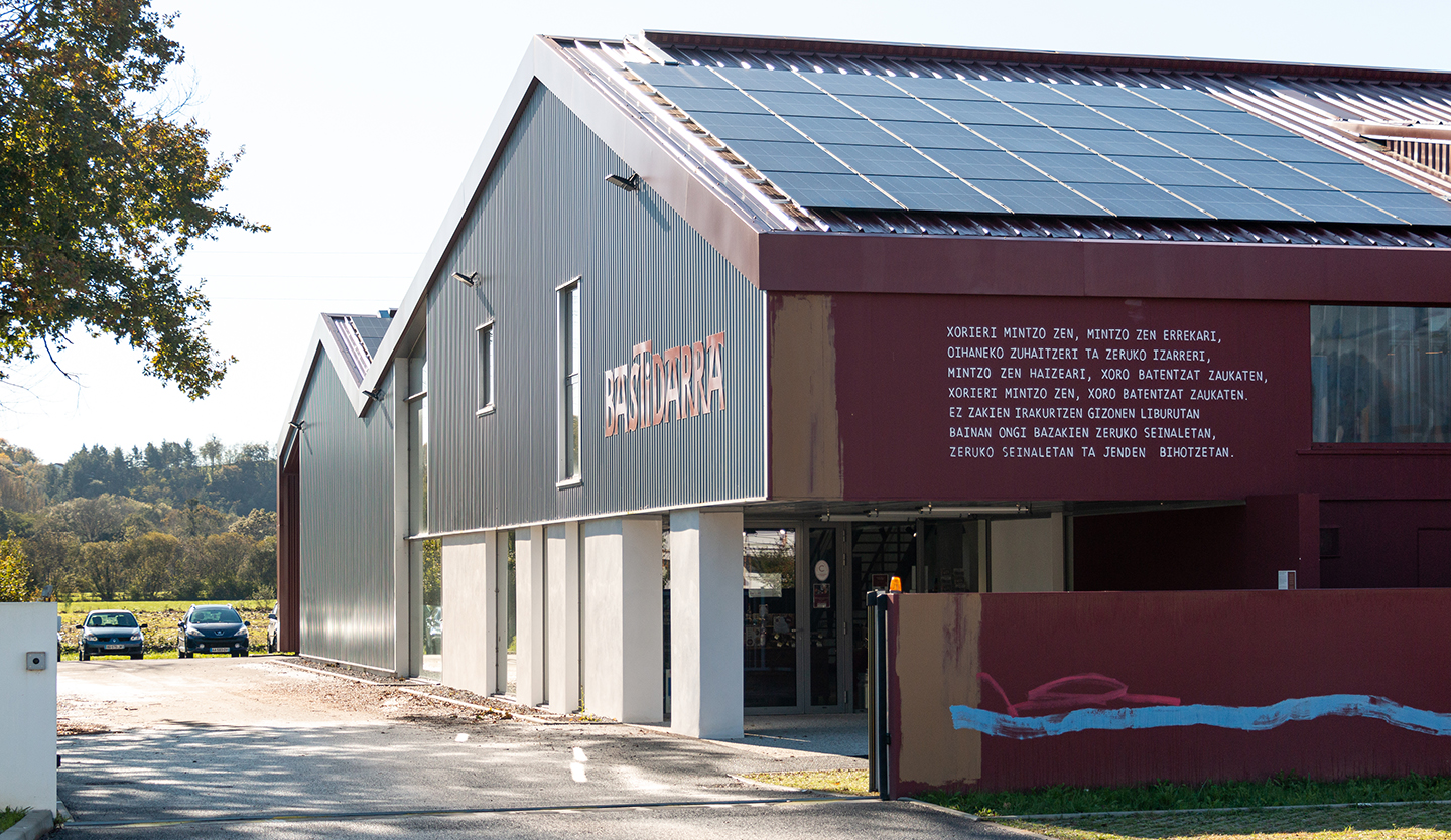 La réhabilitation et l'extension du hangar pour une laiterie à bardos