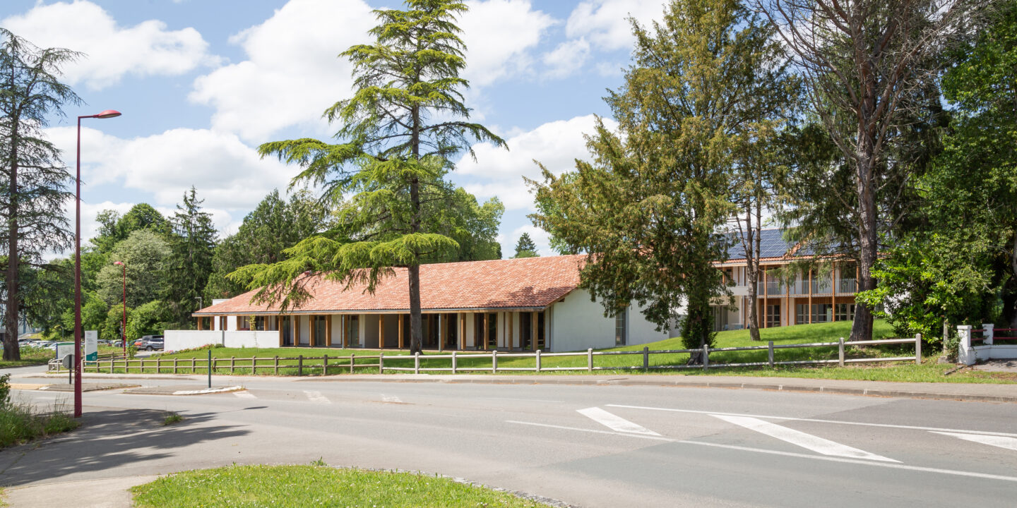 Vue d'ensemble de la Maison de Santé AMIKUZE à Aïcirits, architecture médicale intégrée dans son environnement paysager.