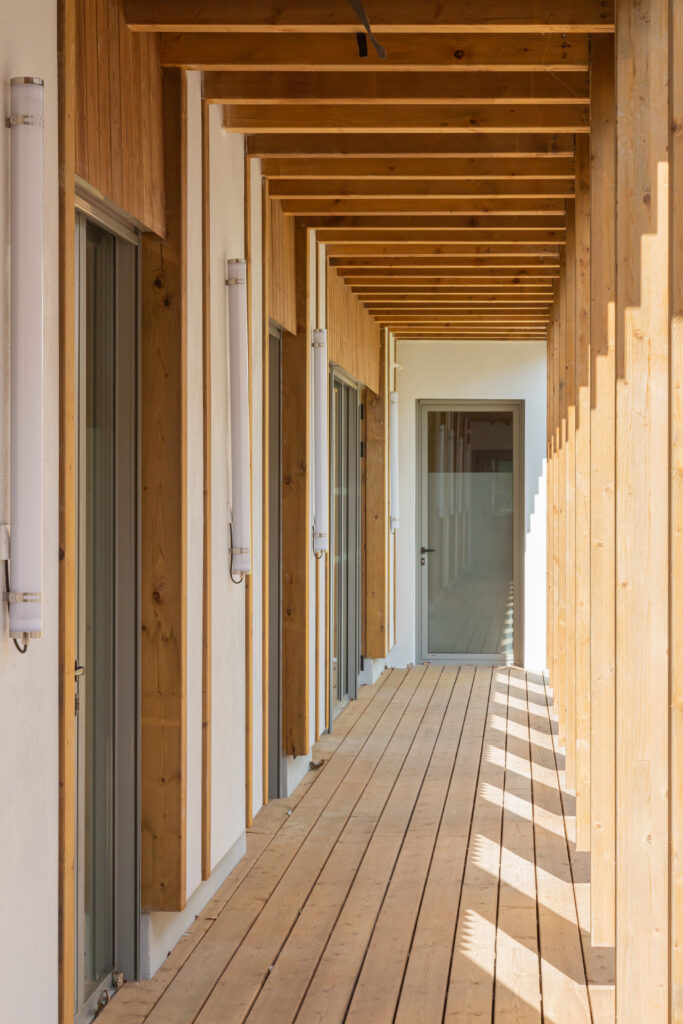 Circulation extérieure couverte en bois de la Maison de Santé AMIKUZE à Saint-Palais.