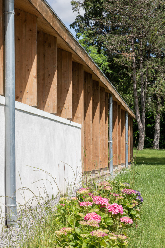 Détail constructif de la façade bois de la Maison de Santé AMIKUZE.