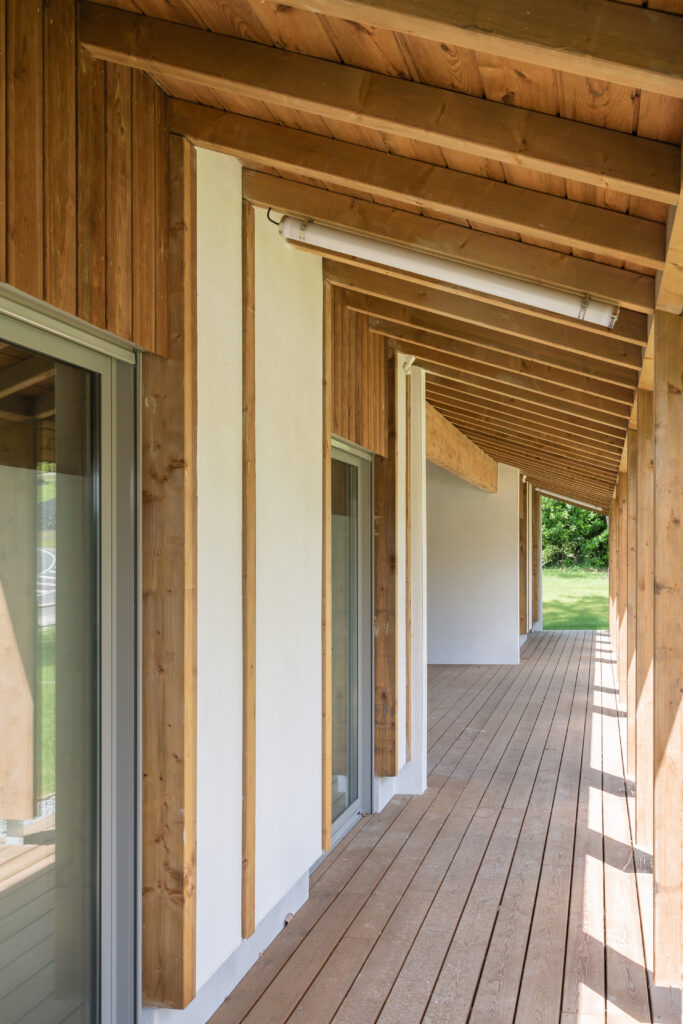 Galerie en bois reliant les cabinets médicaux dans la Maison de Santé AMIKUZE.