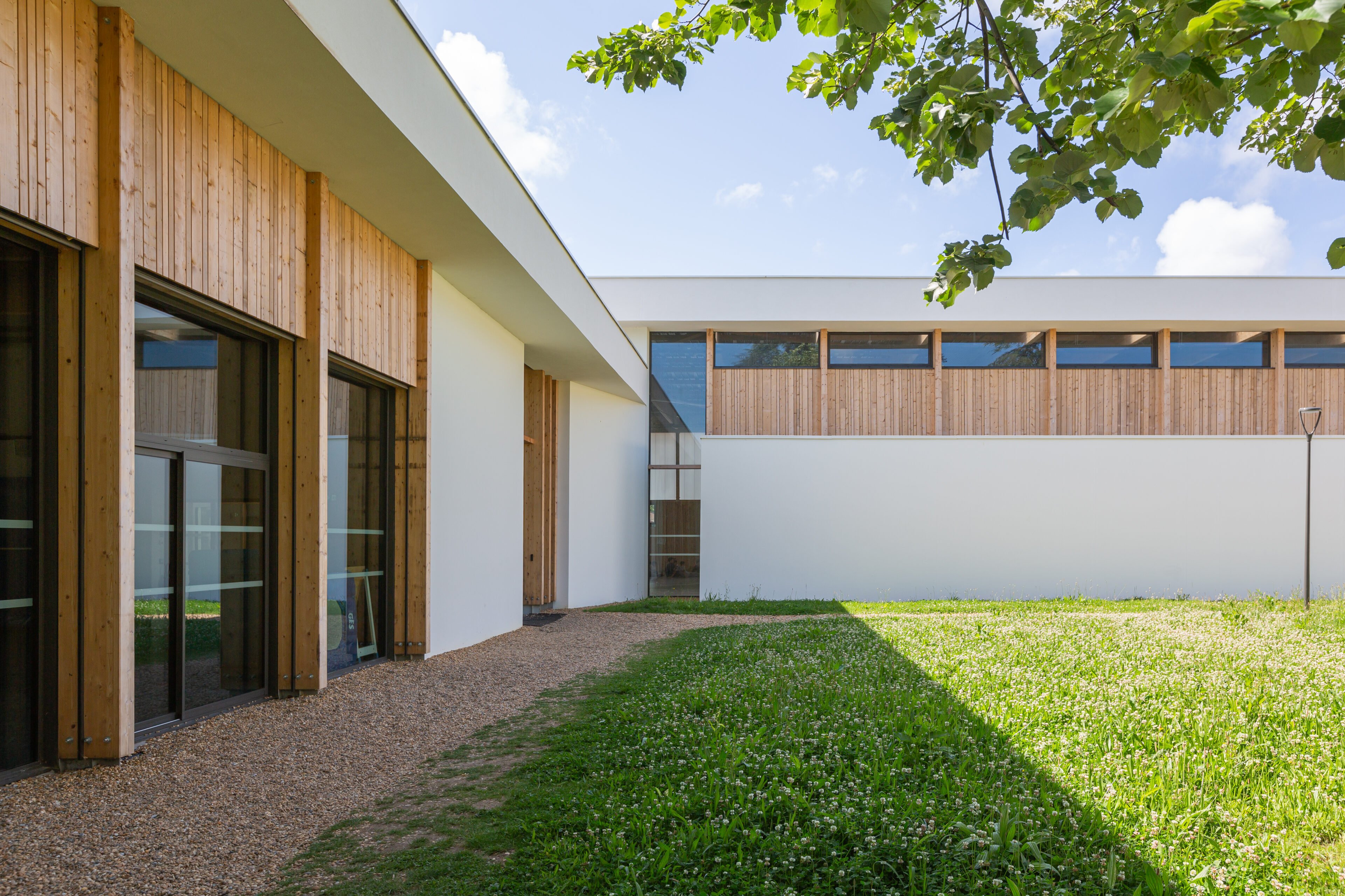 Architecture contemporaine du gymnase du groupe scolaire Largenté à Bayonne
