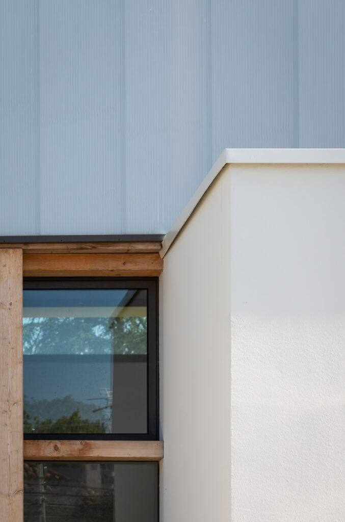 Détail de l'architecture contemporaine du bâtiment sportif.