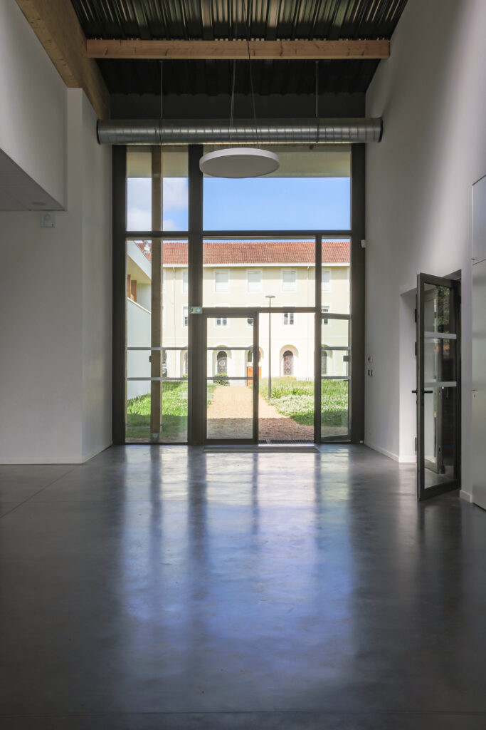 Entrée principale du nouvel équipement sportif.