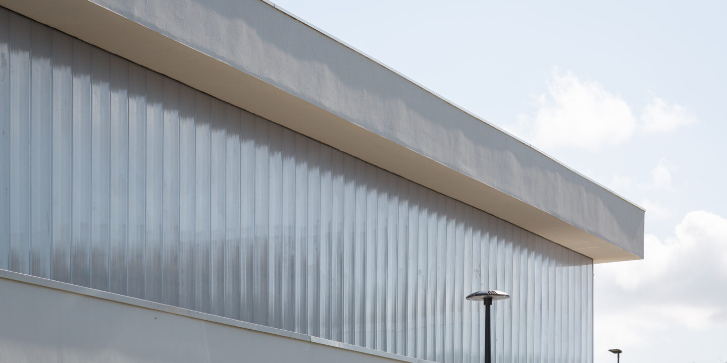 Détail de l'architecture contemporaine du bâtiment sportif.