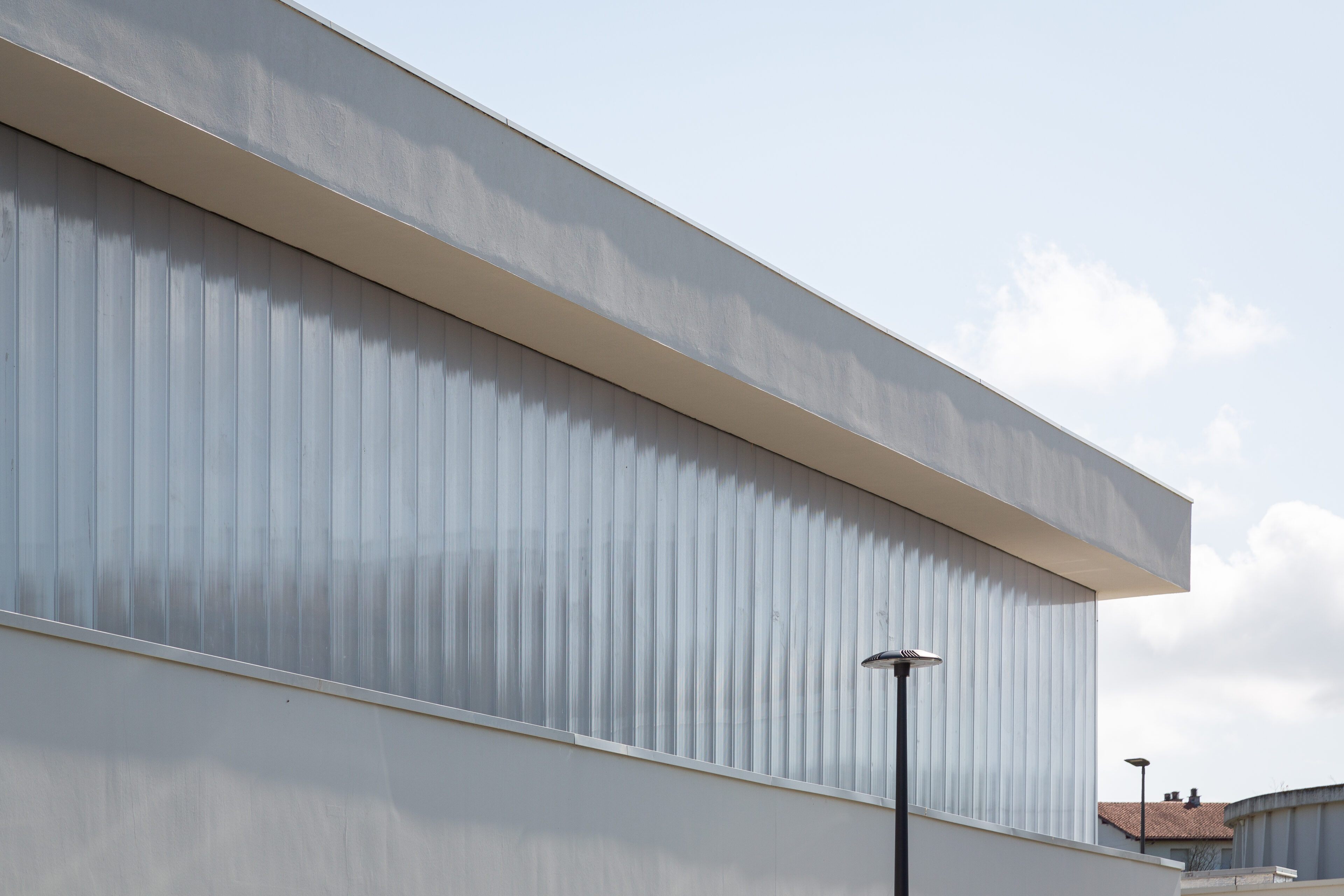 Détail de l'architecture contemporaine du bâtiment sportif.