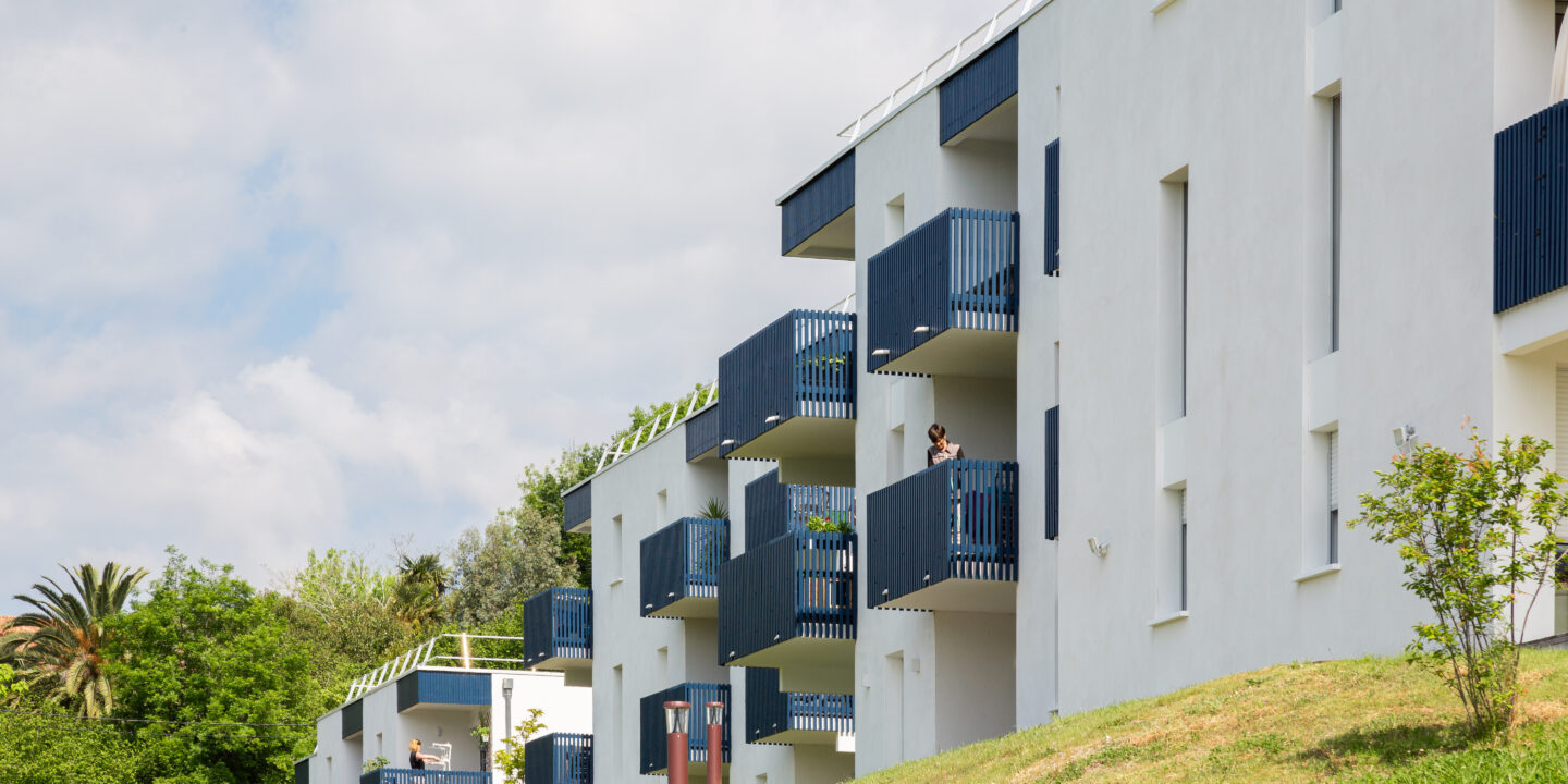 Vue générale de la résidence Alorrean et de ses espaces paysagers