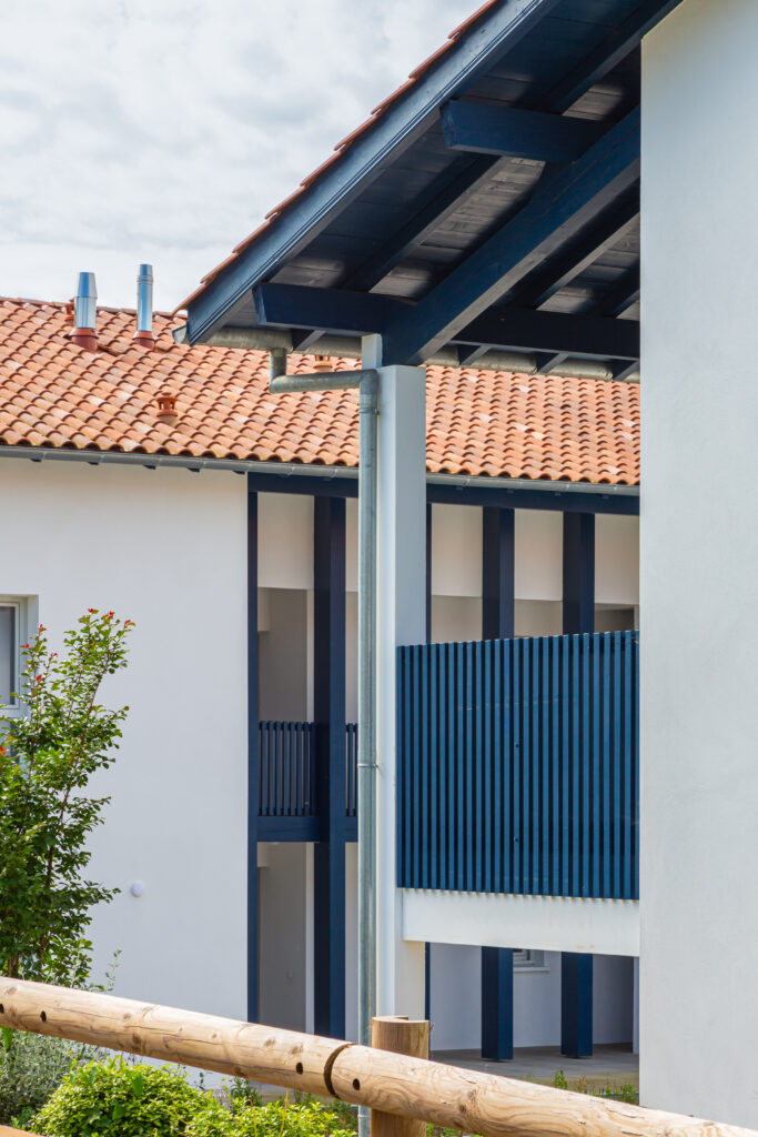 Structure de toiture et balcons d'une résidence contemporaine