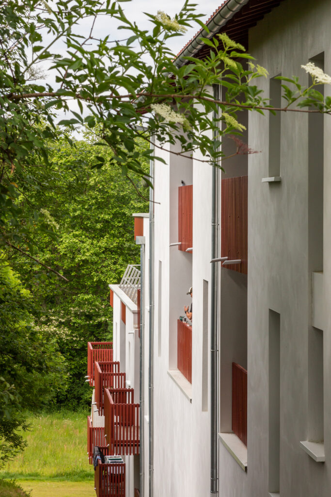 Détail des façades colorées d'une résidence intergénérationnelle à Mouguerre