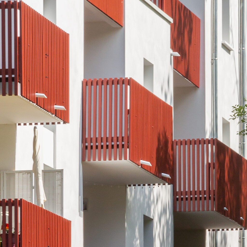 Détail des façades colorées d'une résidence intergénérationnelle à Mouguerre