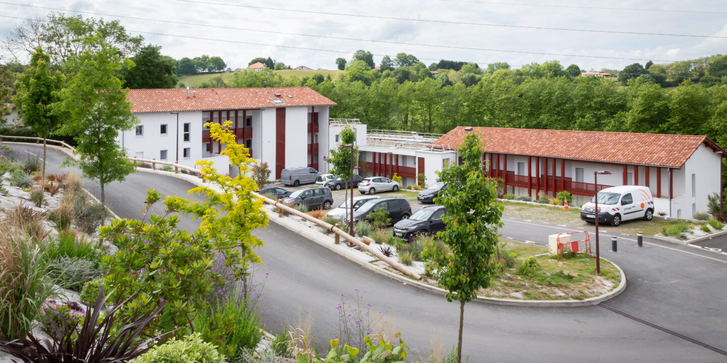 Vue générale de la résidence Alorrean et de ses espaces paysagers