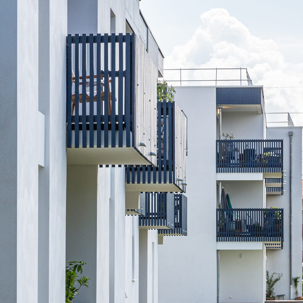 Détail des façades colorées d'une résidence intergénérationnelle à Mouguerre