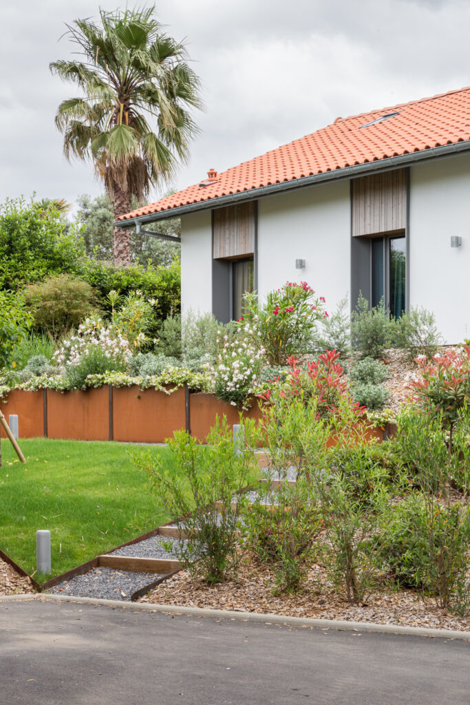 Rénovation contemporaine d'une villa à Anglet Chiberta avec bardage bois et toiture en tuiles.