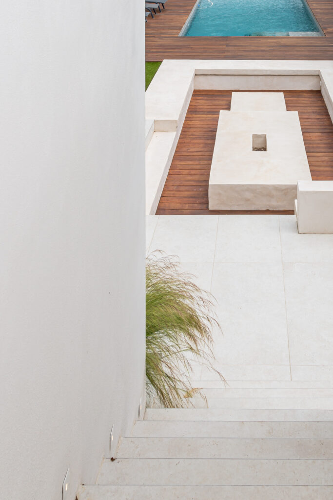Aménagement extérieur d'une villa contemporaine rénovée à Chiberta: brasero.