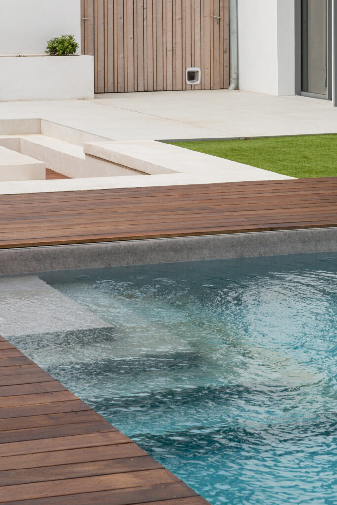 Terrasse en bois et piscine d'une villa rénovée à Anglet Chiberta.