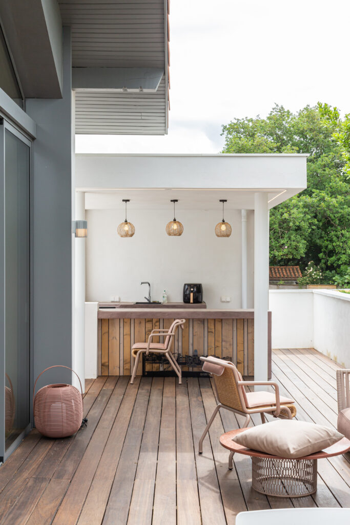 Terrasse en bois et cuisine d'été d'une villa rénovée à Anglet Chiberta.