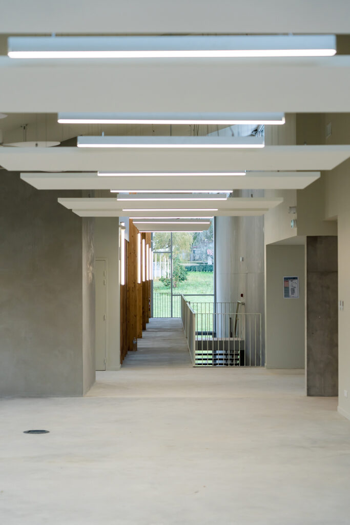 Espaces communs lumineux de la pépinière agroalimentaire conçue par XB Architectes.