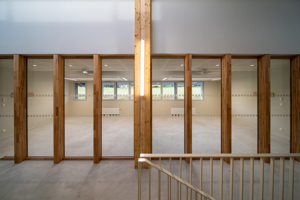 Couloir principal desservant les bureaux et ateliers d'une pépinière d'entreprises.