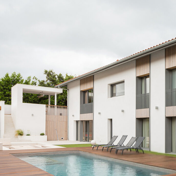 Façade d'une villa entièrement rénovée à Anglet Chiberta