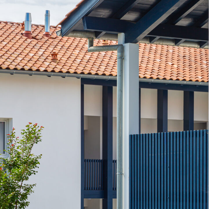 Résidence intergénérationnelle Alorrean: une architecture résidentielle contemporaine intégrée au tissu urbain basque