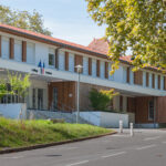 Restructuration énergétique du Collège Endarra à Anglet avec façades bois et espaces extérieurs rénovés.