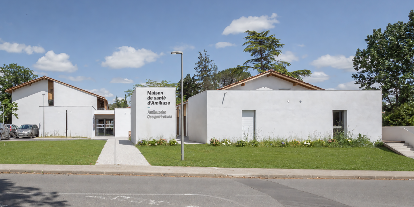 Entrée de la Maison de Santé AMIKUZE à Aïcirits, équipement médical conçu par XB Architectes.