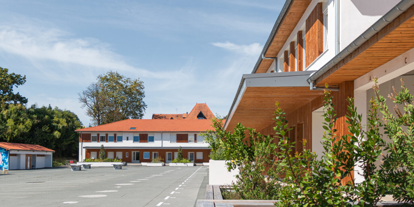 Vue extérieure du Collège Endarra restructuré par XB Architectes.