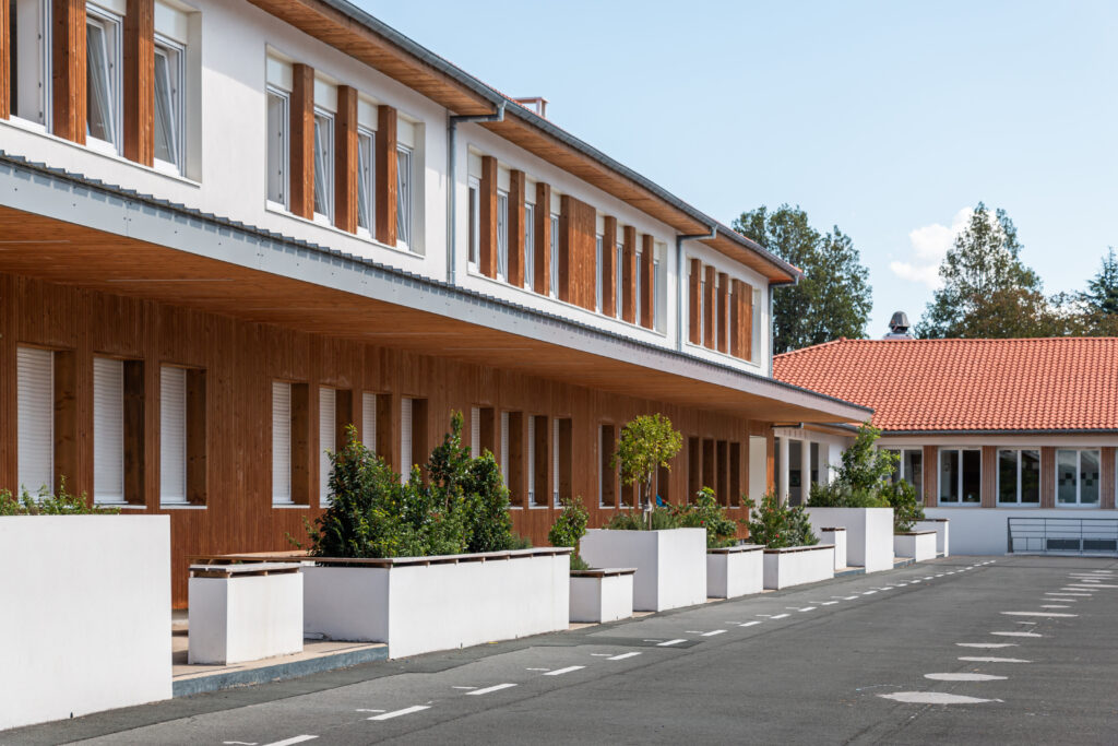 Architecture contemporaine du Collège Endarra à Anglet après rénovation énergétique.