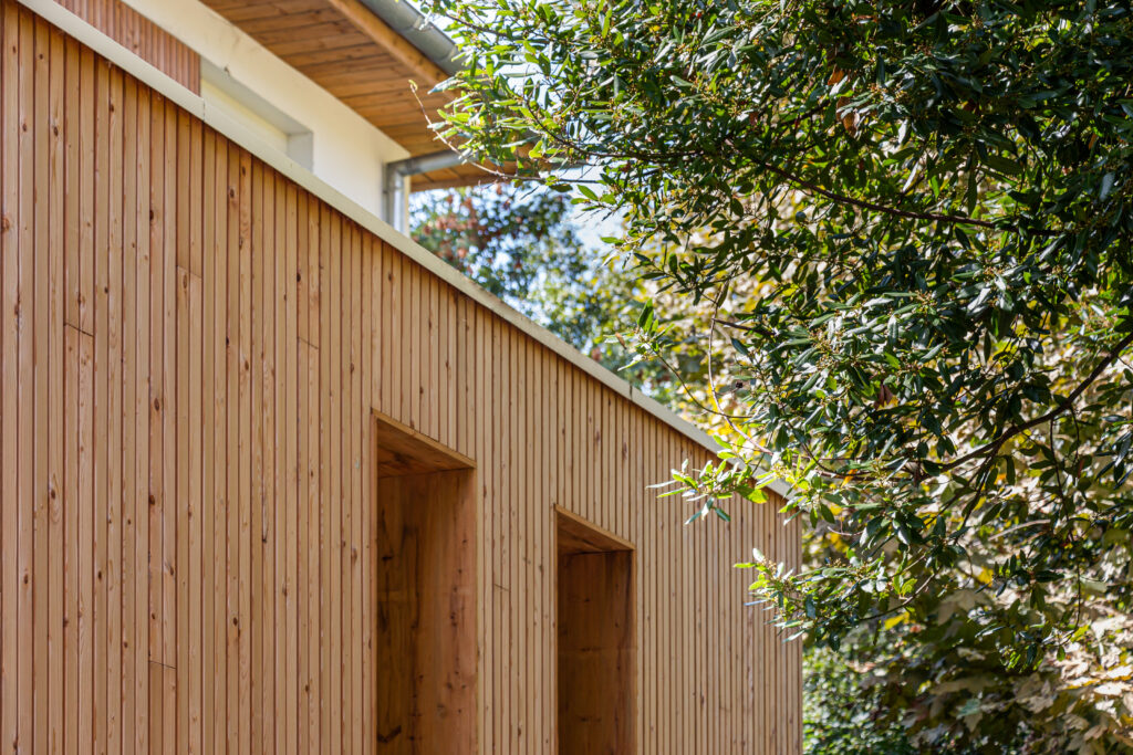 Détail architectural des façades bois du Collège Endarra rénové.