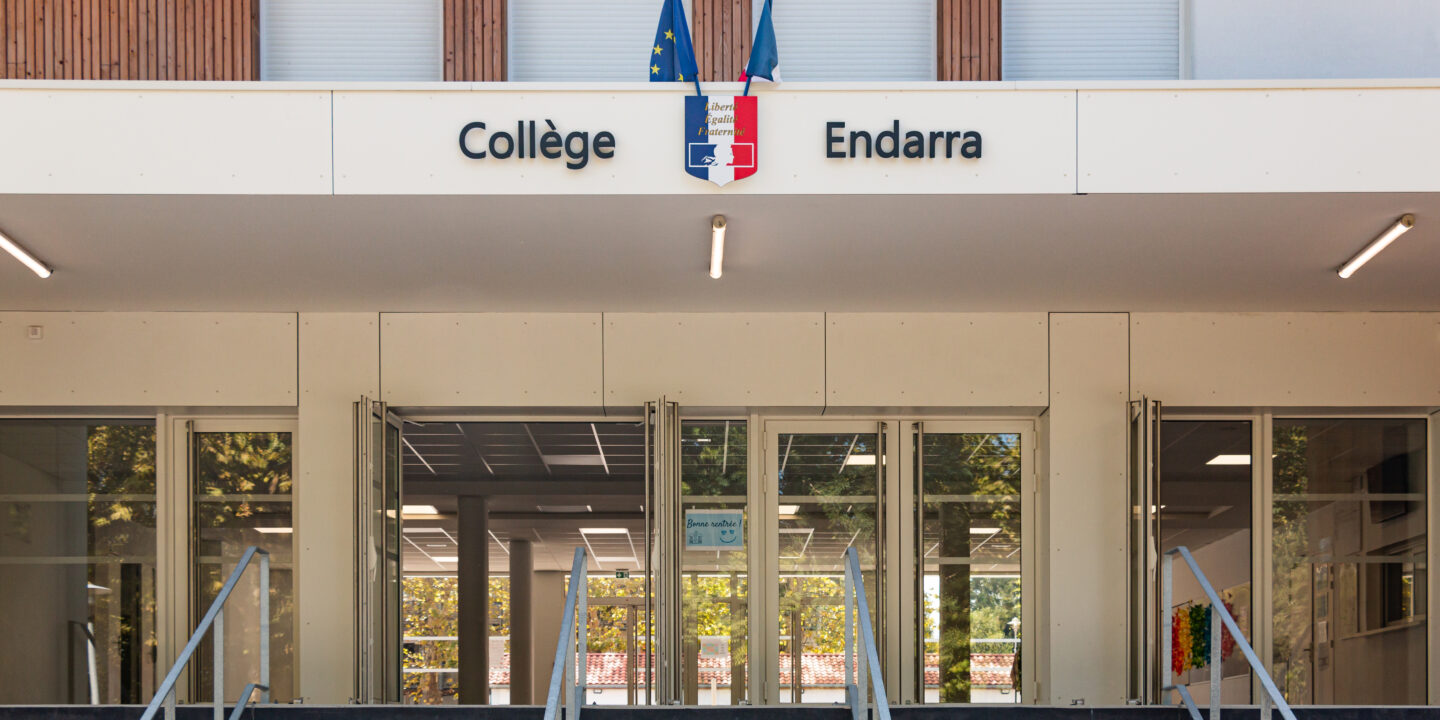 Entrée principale du Collège Endarra après restructuration énergétique à Anglet.