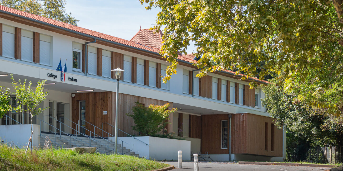 Façade du Collège Endarra rénovée avec bardage bois et isolation thermique performante.