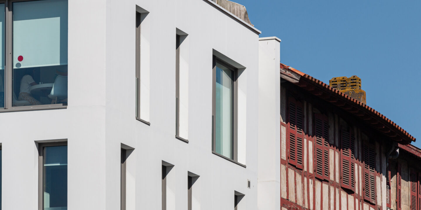 Détail de façade contemporaine dialoguant avec les maisons traditionnelles du quartier Saint-Esprit à Bayonne.