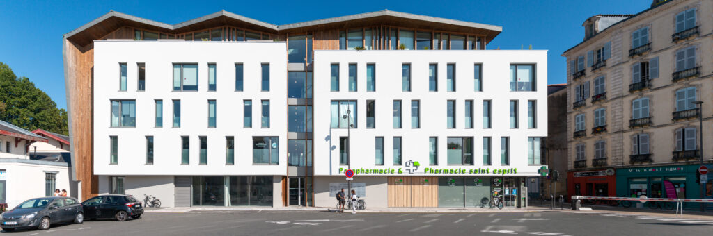 Architecture contemporaine du pôle santé Saint-Esprit avec volumes sobres et attique en structure bois.