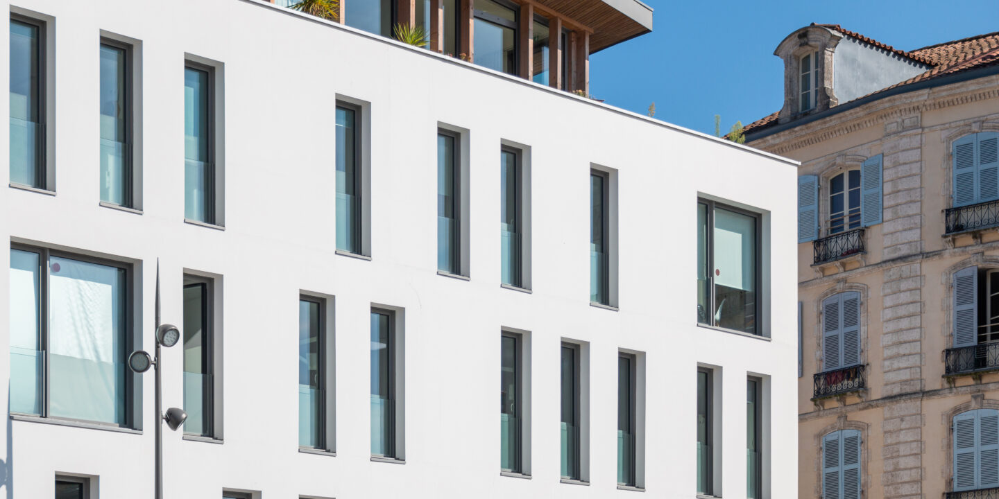 Architecture contemporaine du pôle santé Saint-Esprit avec volumes sobres et attique en structure bois.