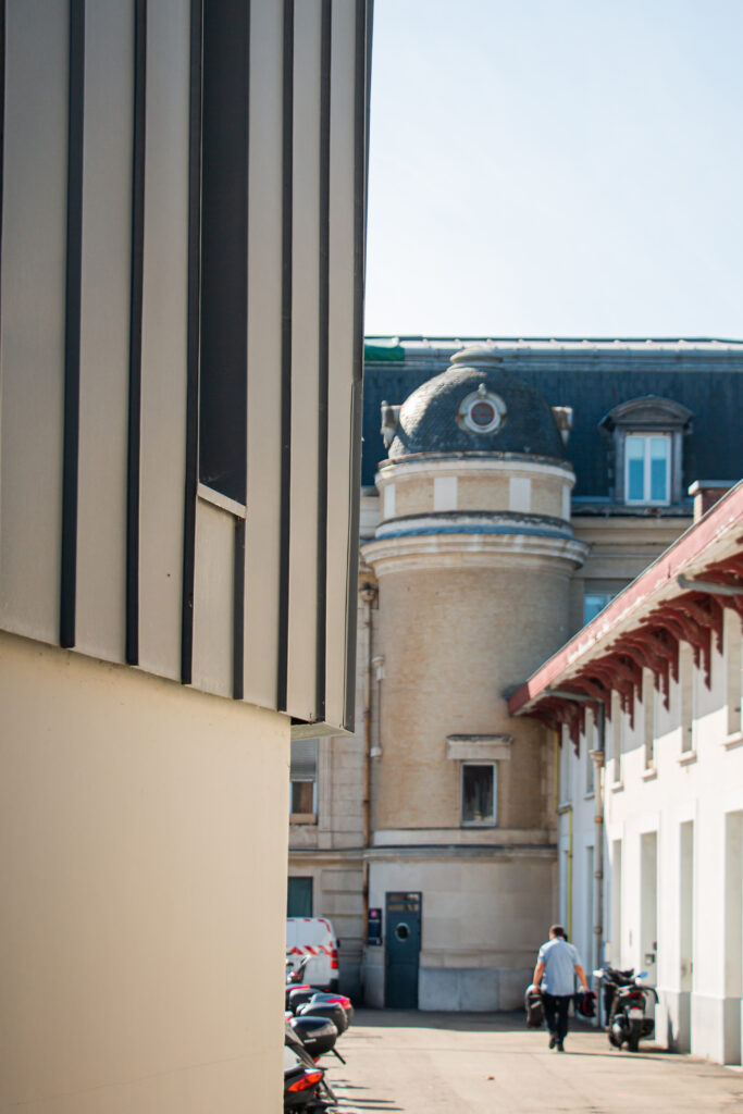 Détail de façade contemporaine dialoguant avec les maisons traditionnelles du quartier Saint-Esprit à Bayonne.