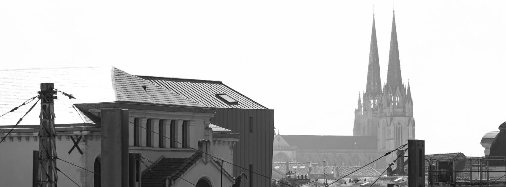 Architecture sobre et élégante d'un bâtiment de santé intégré au tissu urbain bayonnais.