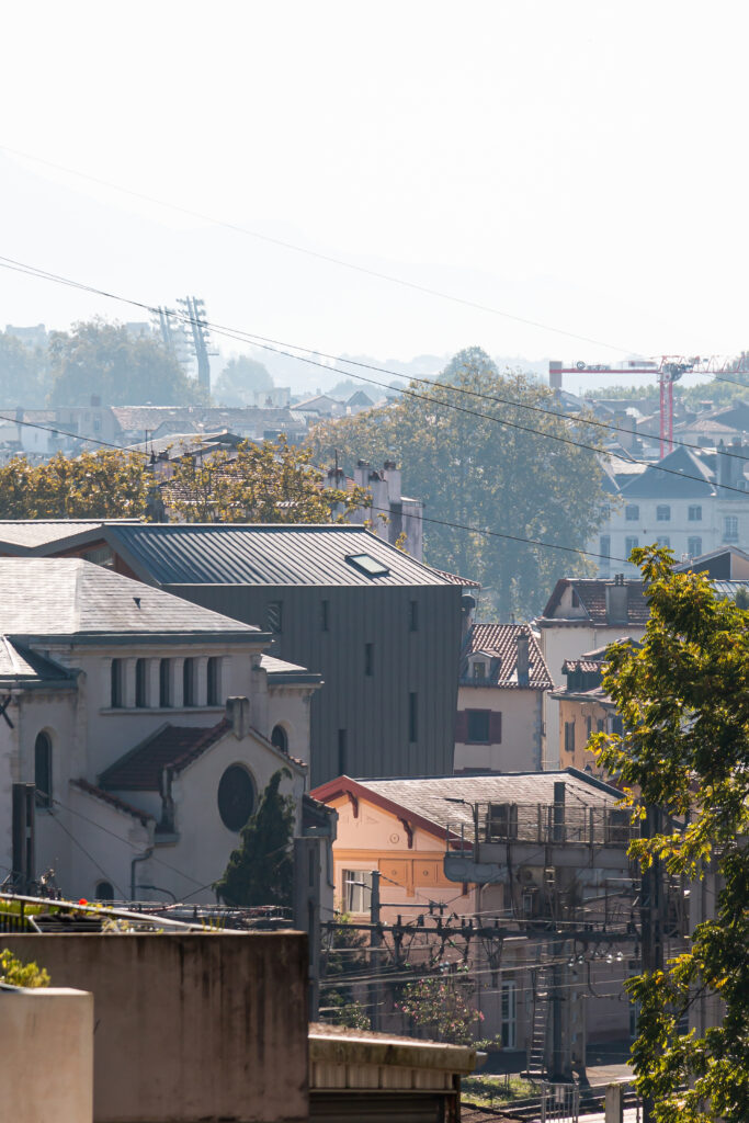 Architecture sobre et élégante d'un bâtiment de santé intégré au tissu urbain bayonnais.