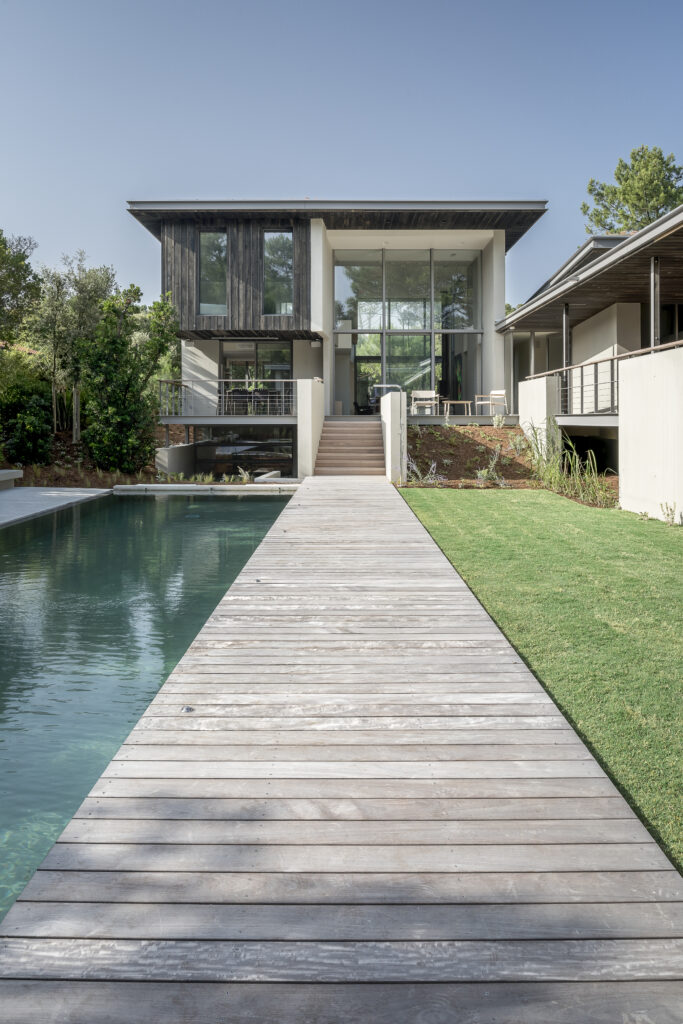 Villa contemporaine de prestige à Hossegor avec piscine et façades en bois.