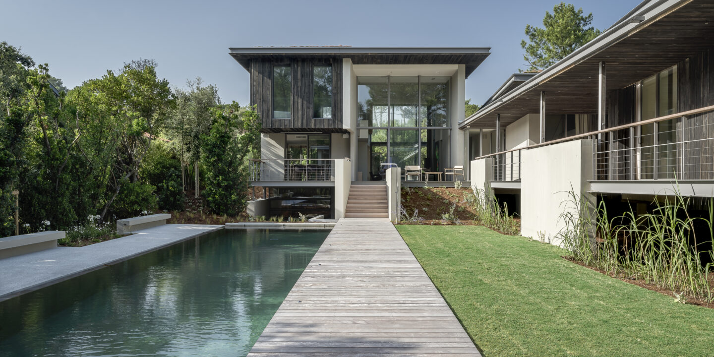Villa contemporaine de prestige à Hossegor avec piscine et façades en bois.