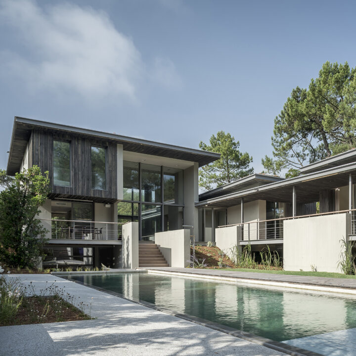 Façade principale d'une villa de prestige à Hossegor avec piscine