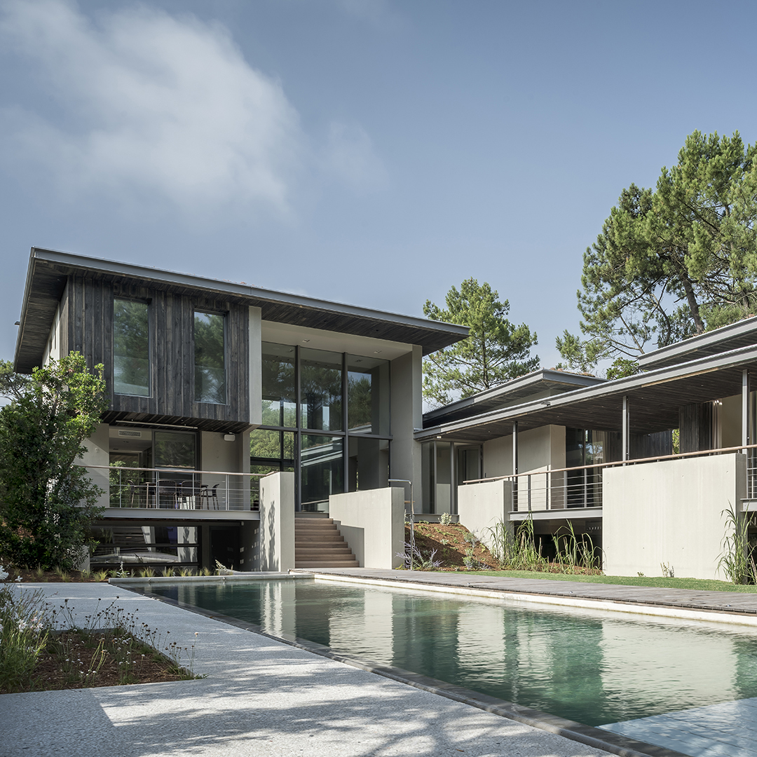 Façade principale d'une villa de prestige à Hossegor avec piscine