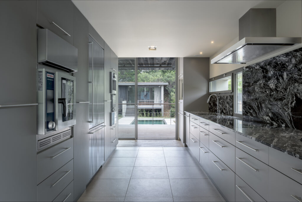 Aménagement cuisine d'une villa haut de gamme à Hossegor.