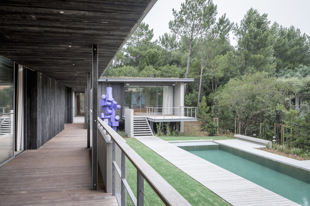 Villa de prestige à Hossegor composée de plusieurs volumes reliés entre eux.