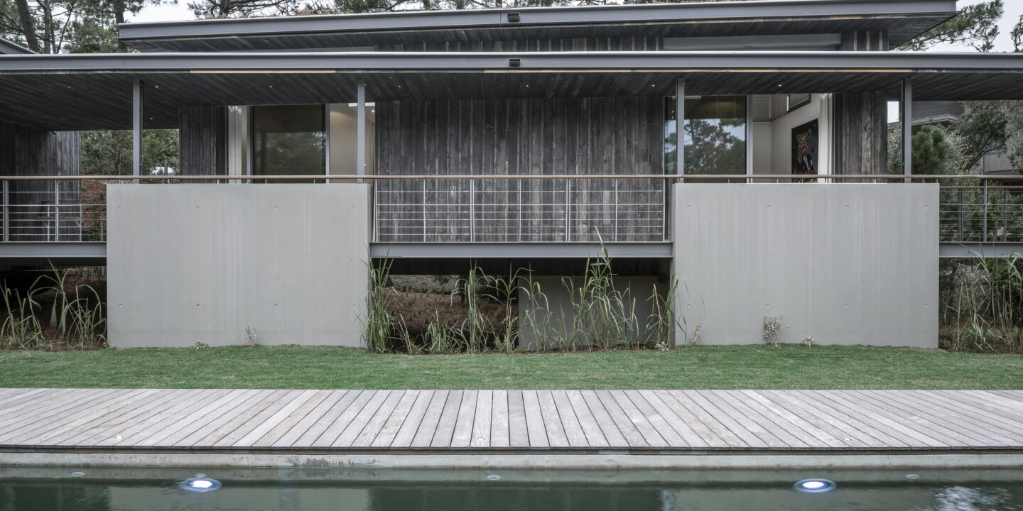 Architecture contemporaine en bois et béton avec piscine paysagère.