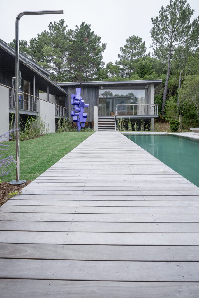 Architecture moderne ouverte sur le paysage landais.