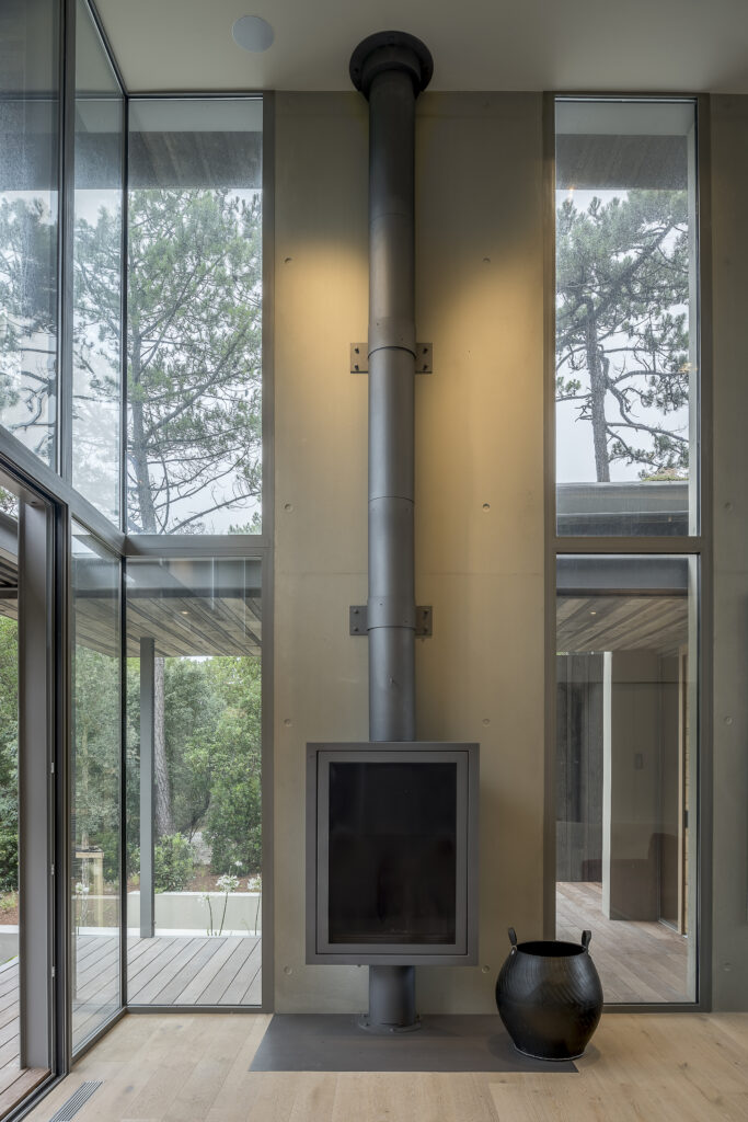 Intérieur contemporain offrant une vue panoramique sur la forêt.
