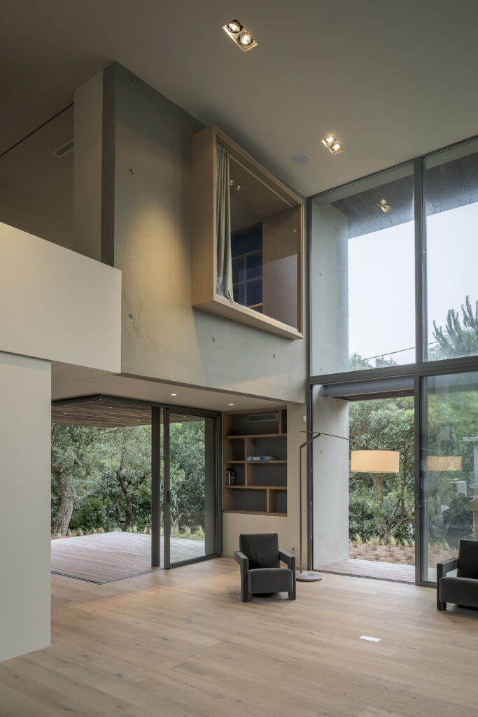 Pièce de vie ouverte sur la nature dans une villa d'architecte.