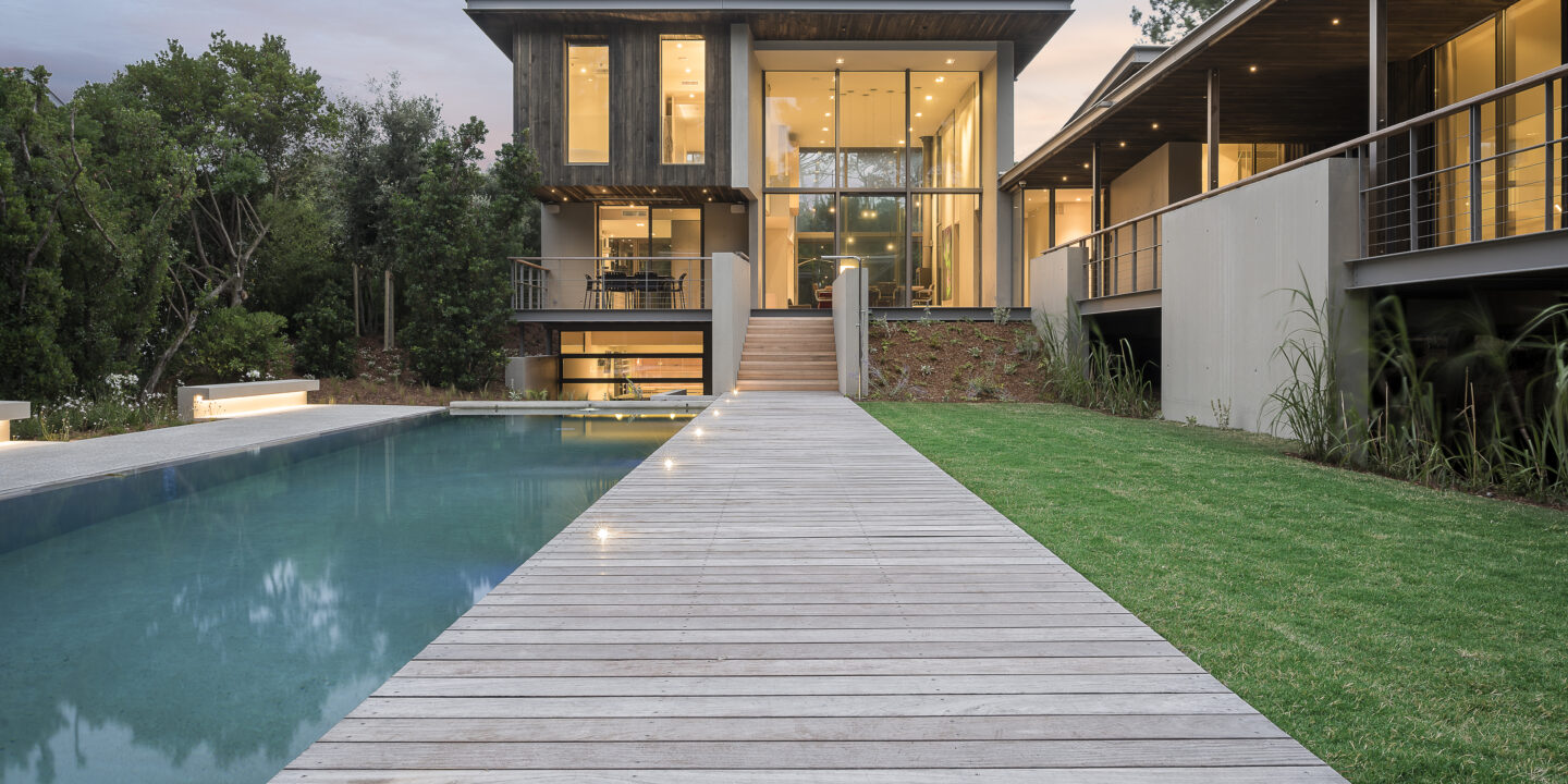Villa de prestige à Hossegor composée de plusieurs volumes reliés entre eux.