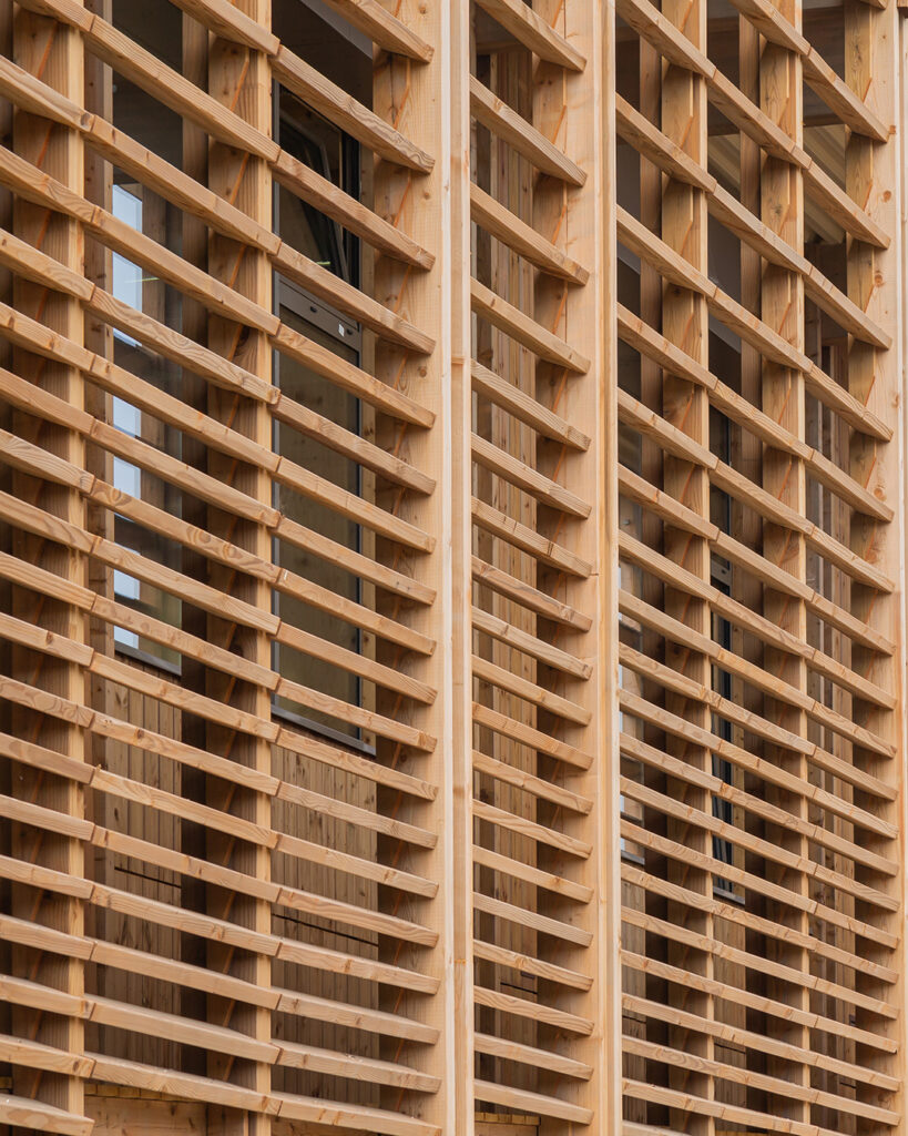 Façade bois brise-soleil Maison de l'Environnement parc Izadia Anglet